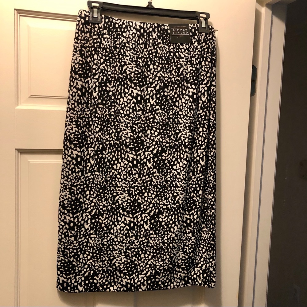NWT Adorable Patterned Midi Skirt (M)